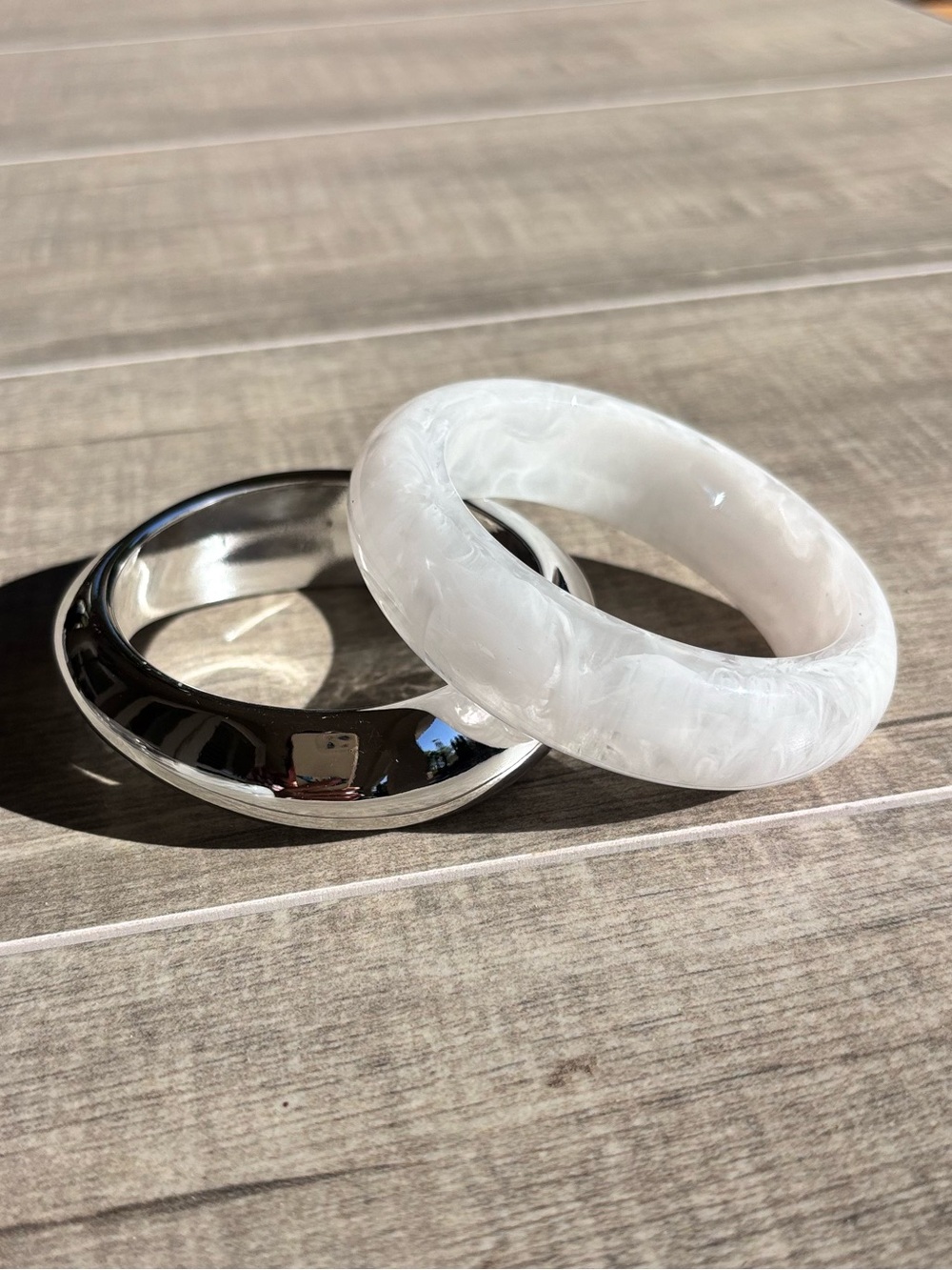 Chic Bangle Duo: High-Shine Silver & Marbled White Resins - Picture 2 of 4